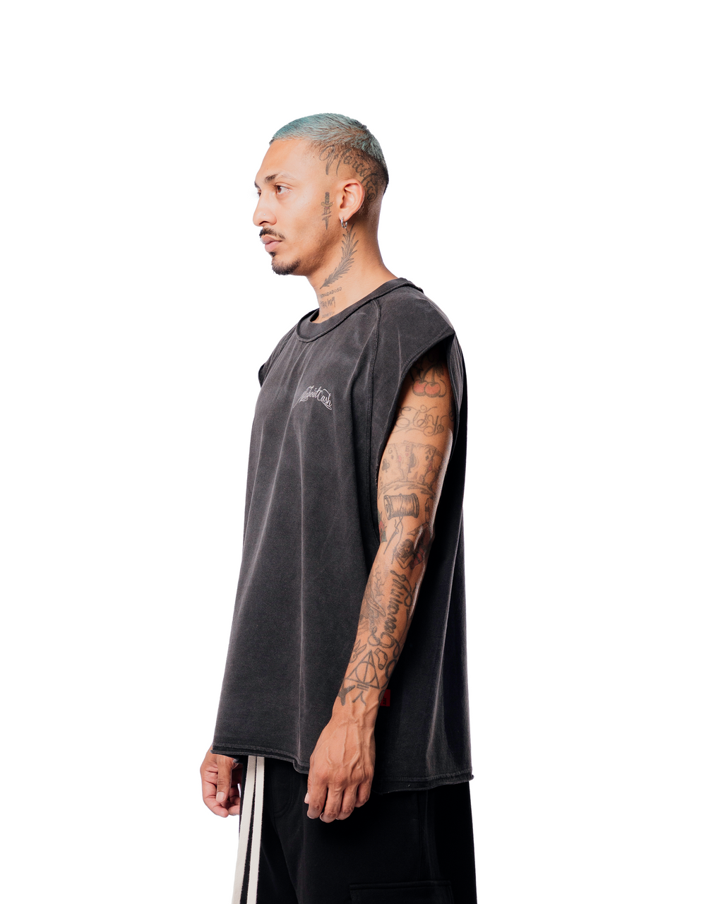 SLEEVELESS CHROME BLAACK TEE